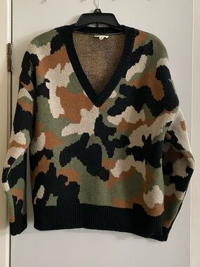 eesome Multi-Color Camo Knit V-Neck Sweater